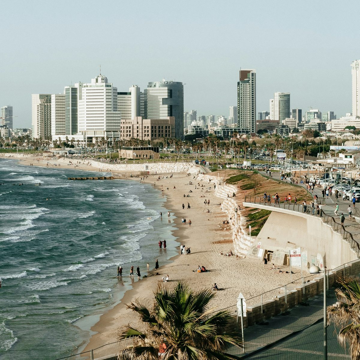 Strandpromenade und Skyline von Tel Aviv