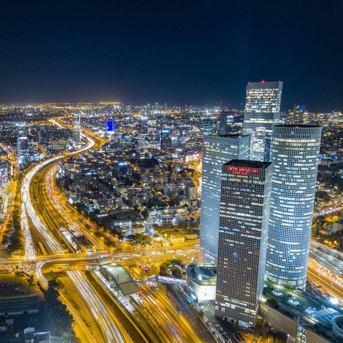Tel Aviv bei Nacht mit den Azrieli-Türmen